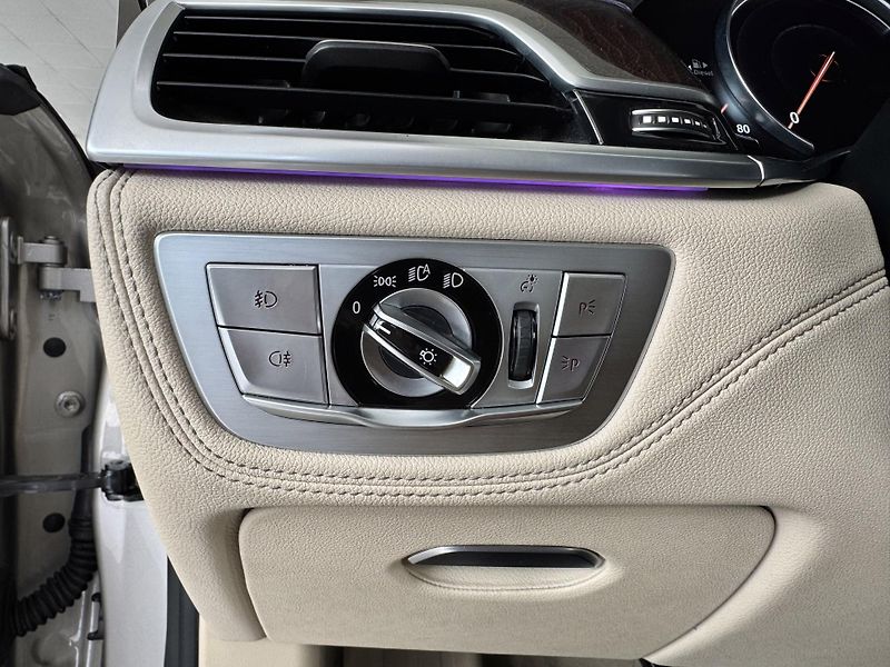 BMW Řada 7 730d xDrive*Laser*Dověry*Masáž - fotka 34 z 46