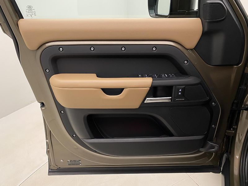 Land Rover Defender 110 D250 X-DYNAMIC SE AWD CZ  - fotka 7 z 50