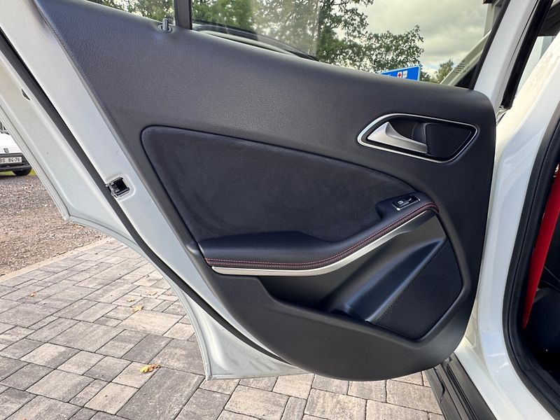Mercedes-Benz GLA (2017) 220CDI 4-MATIC AMG - fotka 10 z 34