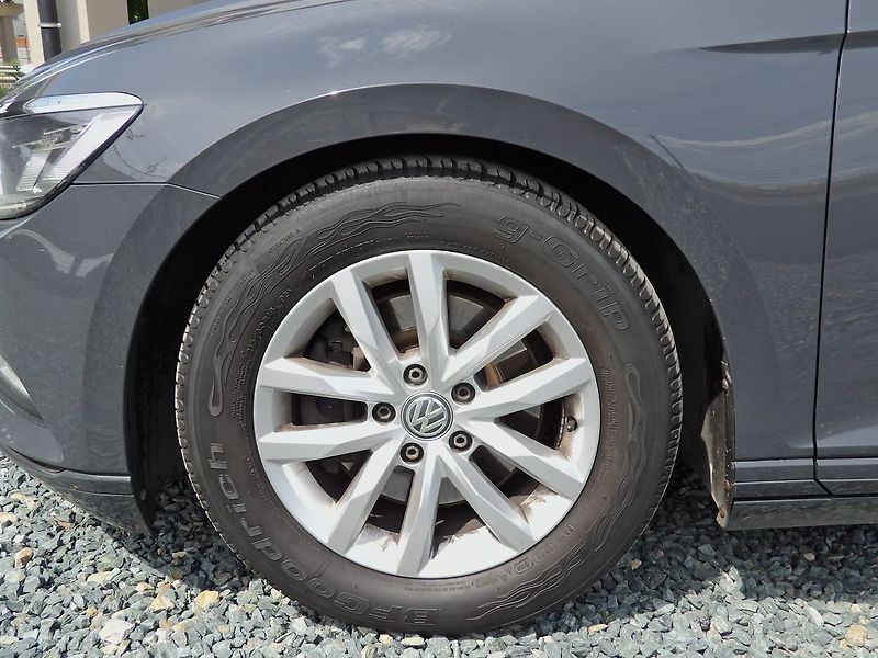 Volkswagen Passat 2.0TDI Comfort Adaptiv Navi - fotka 28 z 33