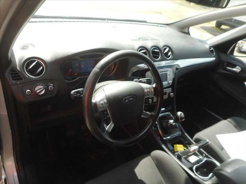 Ford S-MAX 2,2 TDCi Titanium - fotka 9 z 26