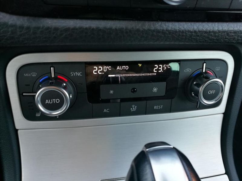 Volkswagen Touareg 3,0 TDI V6 Tiptronic - fotka 9 z 27