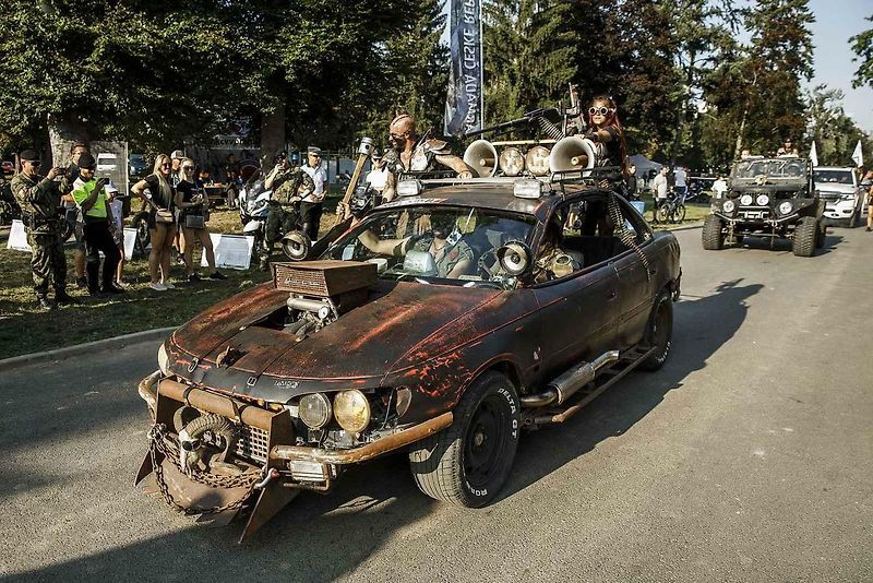 Svět Šíleného Maxe ožívá pod rukama umělce z východních Čech.