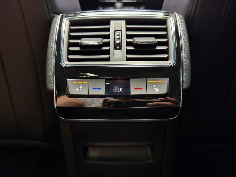 Škoda Superb 2.0TDI DSG 4X4 STYLE, ACC, PAN - fotka 25 z 27