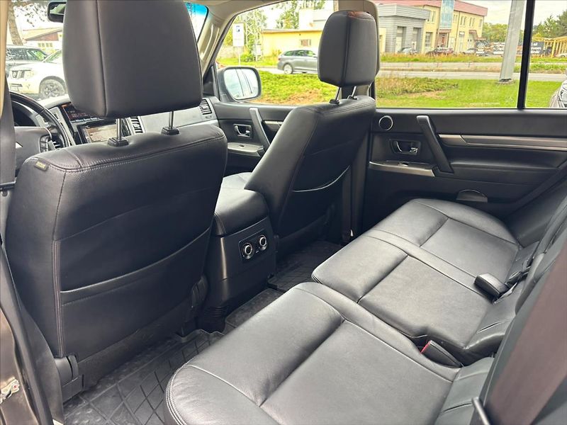 Mitsubishi Pajero 3,2 DI-D  Instyle 4x4+Serviska - fotka 29 z 32