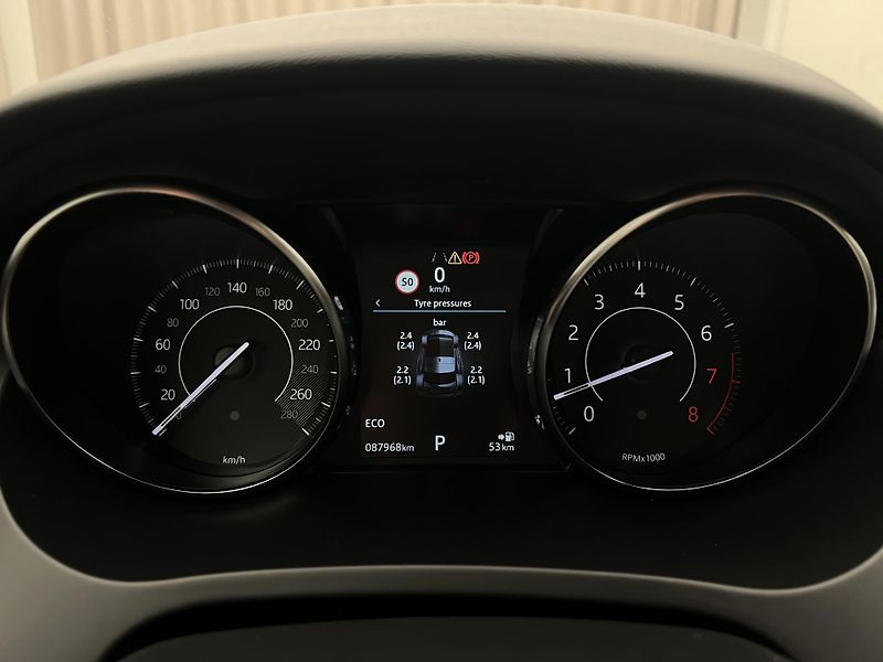 Jaguar E-Pace P250 AWD AUT - fotka 42 z 44