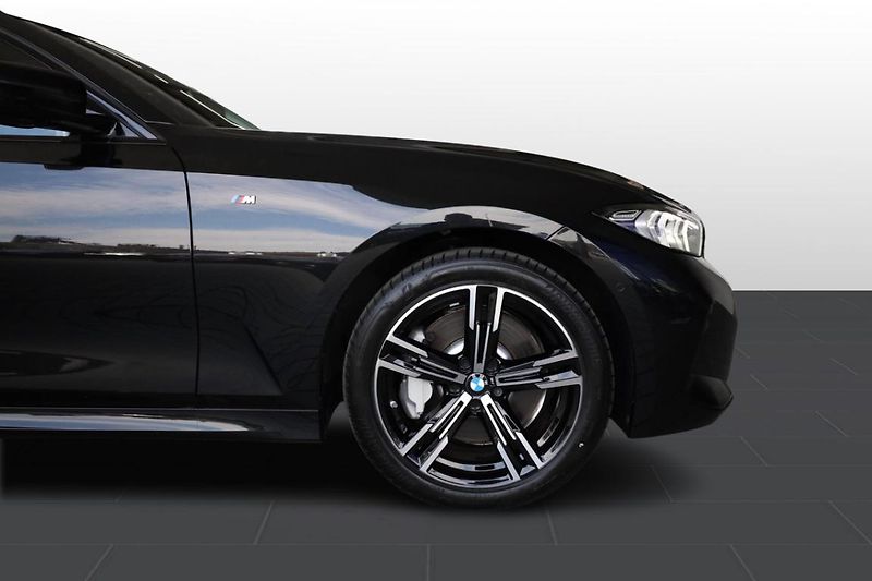 BMW Řada 3 330i xDrive Touring - fotka 7 z 21