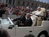 Papež Jan Pavel II. projíždí v otevřeném papamobilu Svatopetrským náměstím v roce 2004.