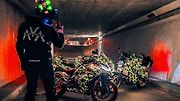Ostravu v těchto dnech brázdí dvě luxusní auta a dvě sportovní motorky celé pokryté vánočními světýlky. Vidět je můžete zejména v centru města a u obchodních center.