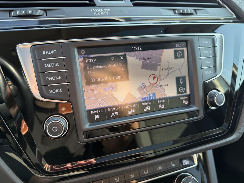 Volkswagen Touran 1.4 TSI PANO ALCANTARA MASÁŽ - fotka 22 z 44