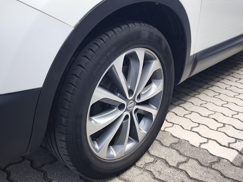 Nissan Qashqai 2010 2.0 dCi 4x2 7 MÍST (+2) - fotka 30 z 33