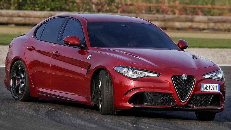 Neoficiální ilustrace Alfy Romeo Giulia Coupe Quadrifoglio.