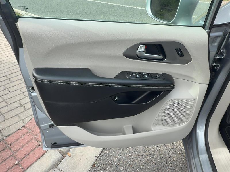 Chrysler Pacifica (2021) 3,6 Hybrid Plug Radar 360 2021 - fotka 15 z 19