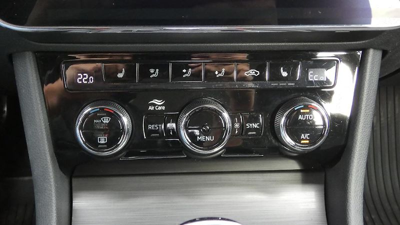 Škoda Superb 1.4 TSI iV Ambition DSG - fotka 17 z 26