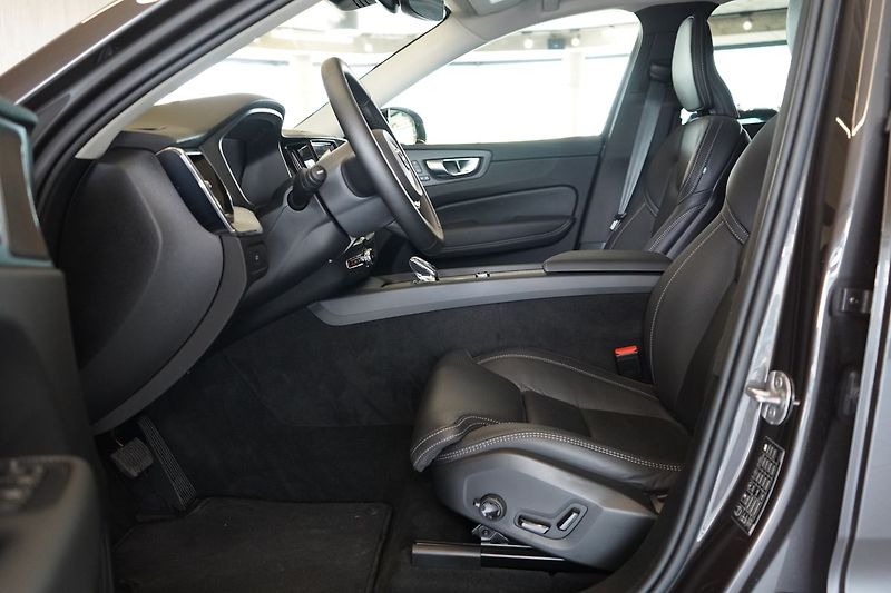 Volvo XC60 B5 AWD Plus Dark, Ventilace - fotka 18 z 46