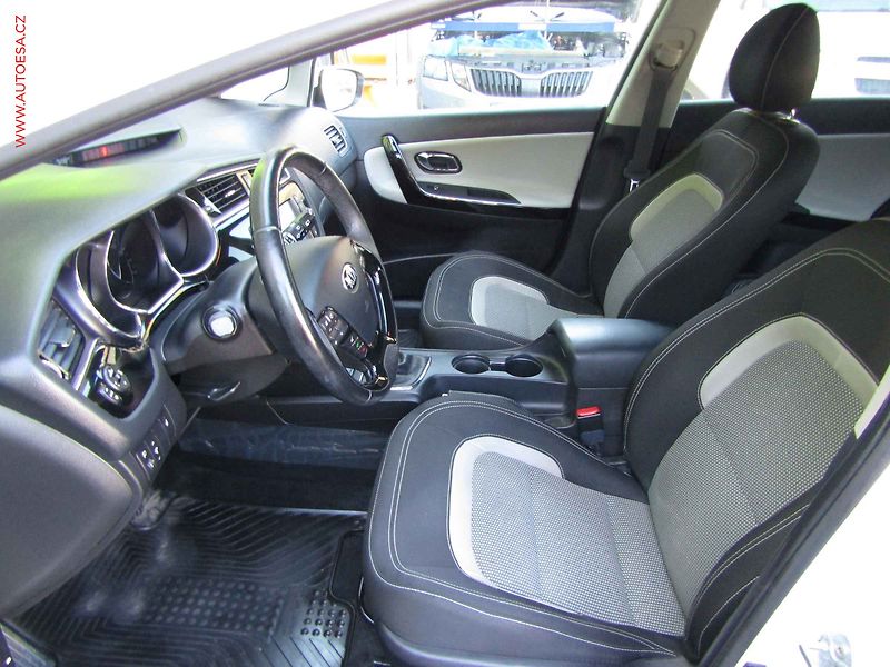 Kia Ceed (2017) 1.6i, 1.maj,ČR, Klima - fotka 9 z 18