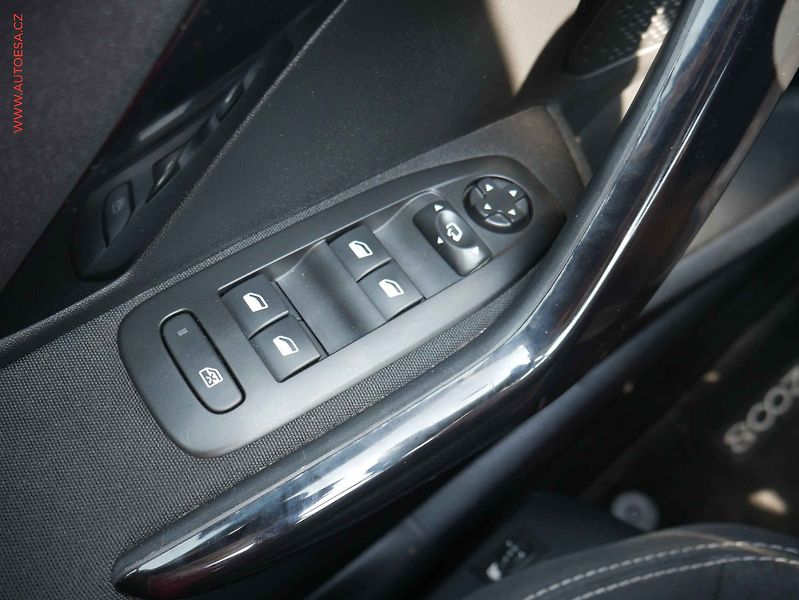 Peugeot 2008 (2019) 1.2i, 1.maj,ČR, autoAC, temp. - fotka 11 z 19