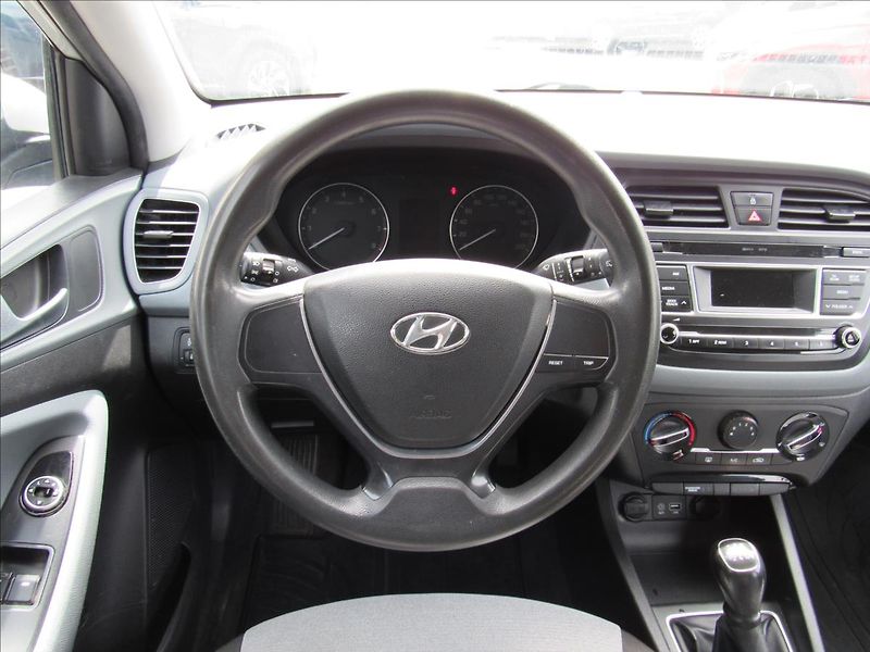 Hyundai i20 1,3 i 55kW Family+ - fotka 12 z 29