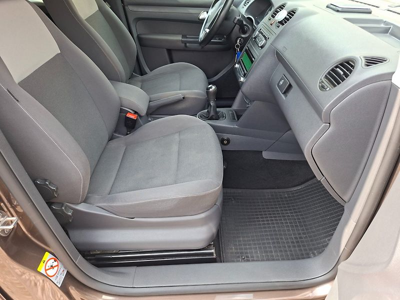 Volkswagen Caddy (2014) MAXI 1.6TDI 75kW -ČR-7.MÍST - fotka 24 z 46