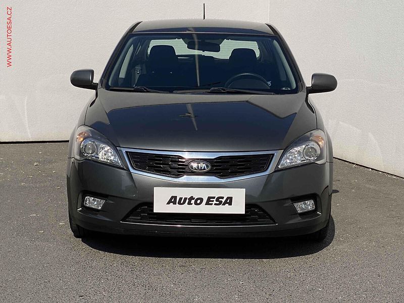 Kia Ceed (2011) 1.4i, ČR, AC, temp. - fotka 2 z 16
