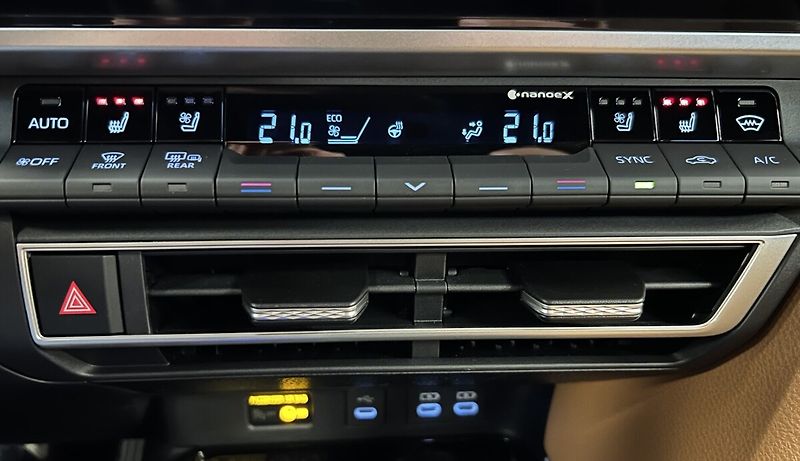 Toyota Camry 2,5 Hybrid AT Prestige - fotka 8 z 18