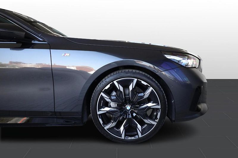 BMW Řada 5 540d xDrive Touring - fotka 10 z 24