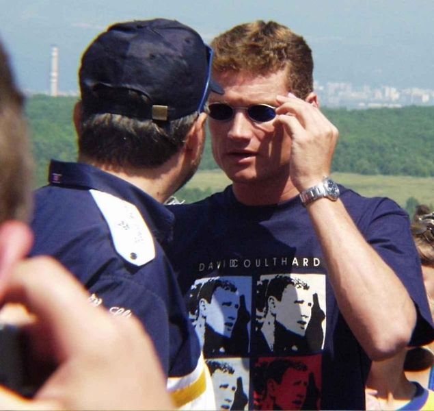 David Coulthard se v červnu roku 1999 stal čestným patronem Autodromu Most. Na snímku je rpři setkání s fanoušky.