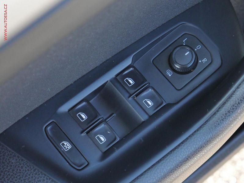 Volkswagen Passat (2015) 2.0TDi, AT, navi, LED - fotka 22 z 26