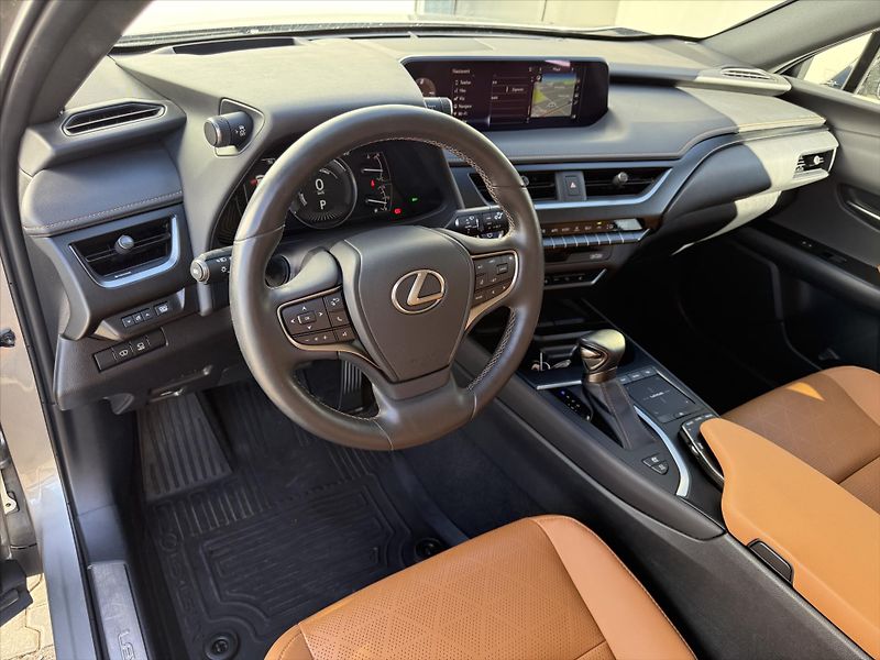 Lexus UX 250h 2,0 Luxury, 4x4  UX - fotka 7 z 25