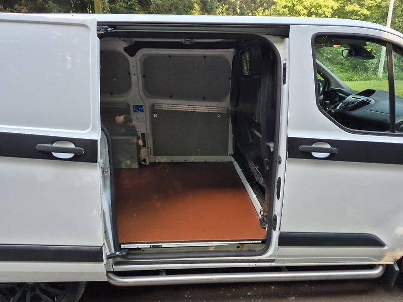 Ford Transit Custom (2013) 2.2Tdci 92Kw L1H1 klima - fotka 21 z 24