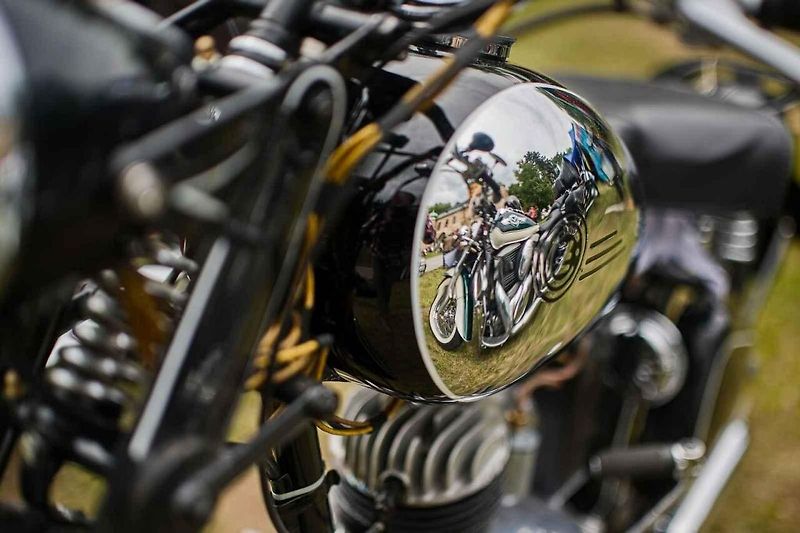Veteráni ovládli Holovousy. U zámku se představilo na 180 historických exponátů