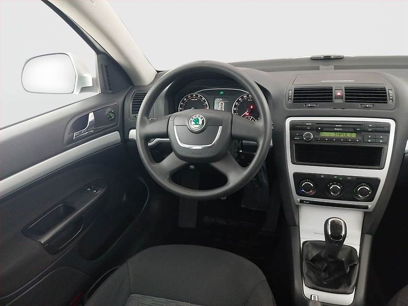 Škoda Octavia (2011) Ambiente 1.6 TDI, Serv.kniha - fotka 7 z 15