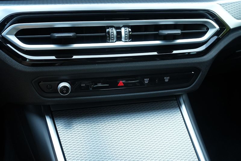 BMW Řada 3 330d xDrive, Tažné, Kamera - fotka 18 z 33
