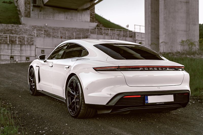 Porsche Taycan (2023) 4S - 7000 KM - VZDUCH, BOSE - fotka 1 z 39