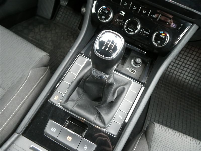 Škoda Superb 1,6 TDi 88kW DPH 2x kola - fotka 24 z 35