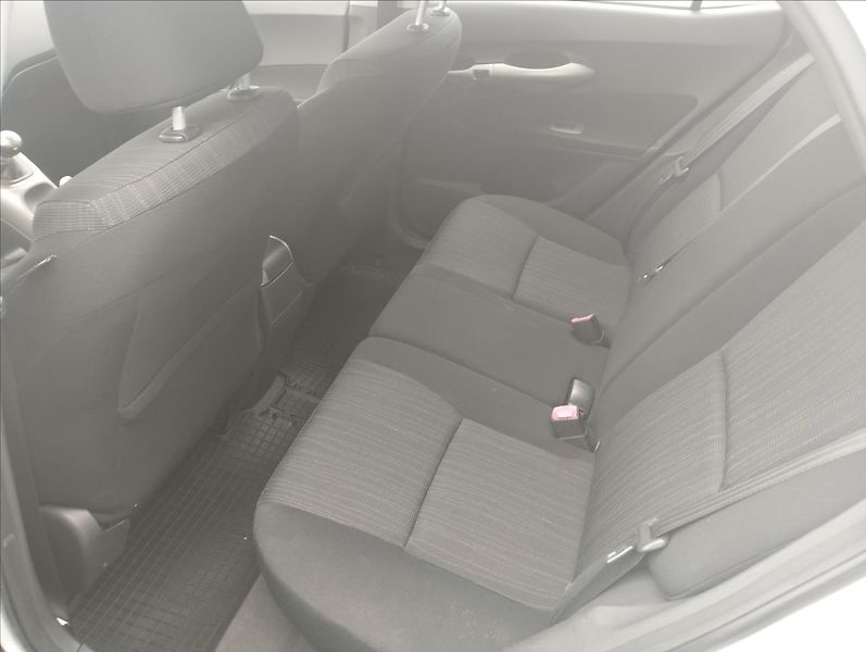 Toyota Auris 1,3 VVT-i 74KW - fotka 10 z 15