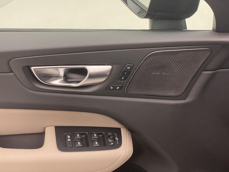 Volvo XC60 B5 AWD DARK PLUS AUT CZ - fotka 28 z 51