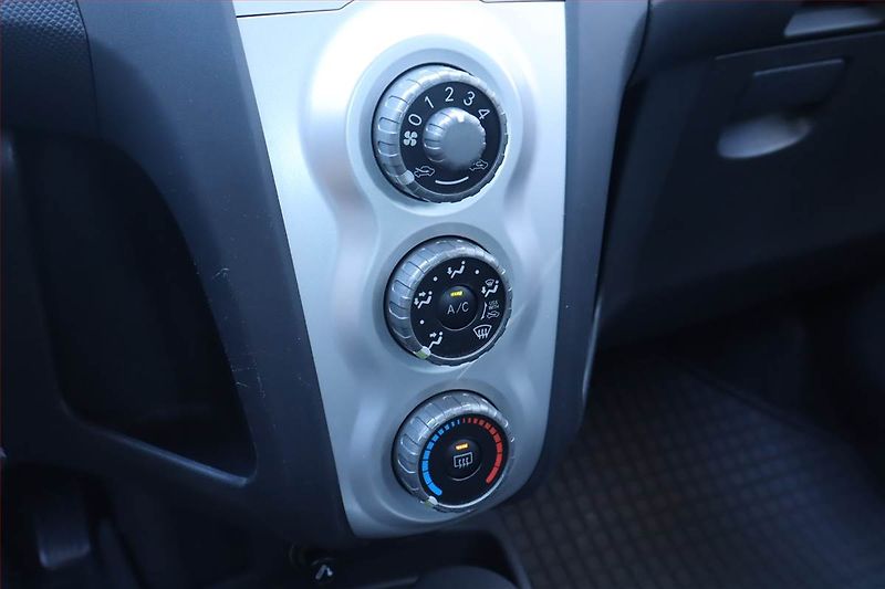 Toyota Yaris (2007) 1.3 VVT-i, Automat - fotka 15 z 17