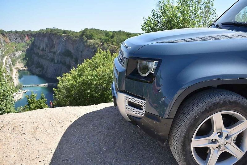 Prezentace vozu Land Rover Defender v lomu Velká Amerika