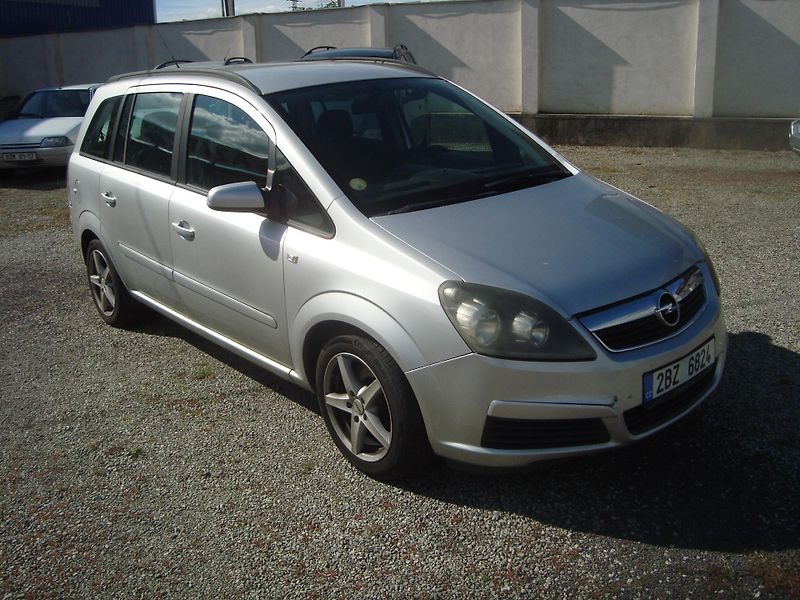 Opel Zafira (2006) 1,9 CDTi 16V - fotka 2 z 11