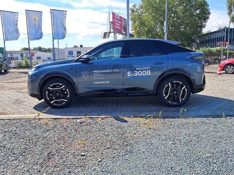 Peugeot 3008 GT Elektromotor 157 kW / 210 k - fotka 8 z 19