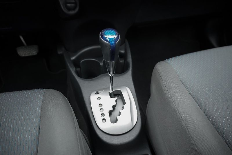 Toyota Yaris 1.5 Hybrid LOUNGE - fotka 16 z 23