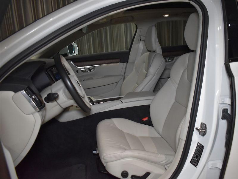 Volvo V90 2,0 CC PRO B4 AWD - fotka 8 z 24