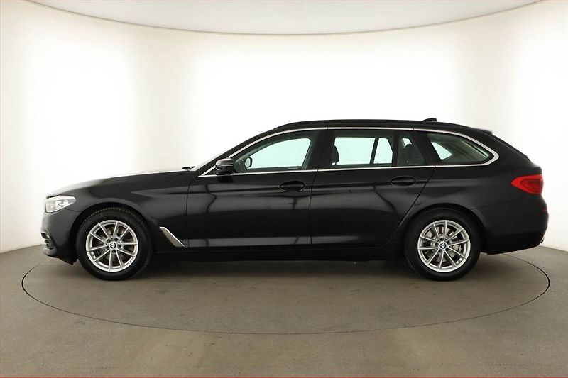 BMW Řada 5 (2017) 520d xDrive, 4X4, Automat - fotka 3 z 19