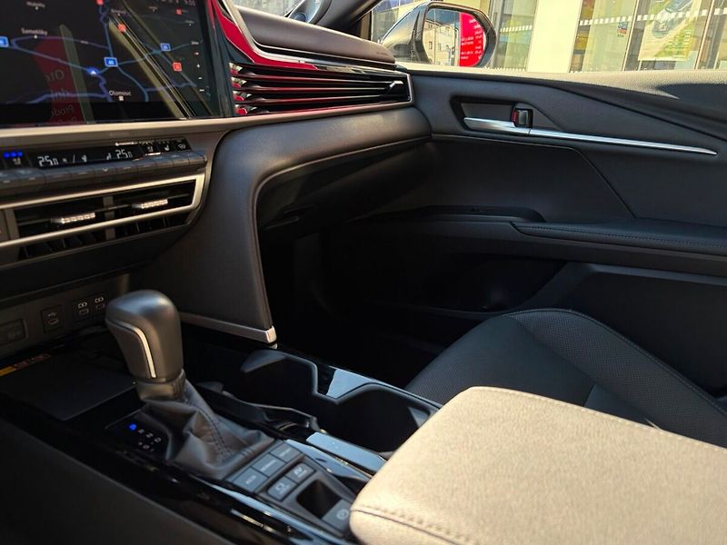 Toyota Camry 2.5 hybrid Executive - fotka 13 z 23