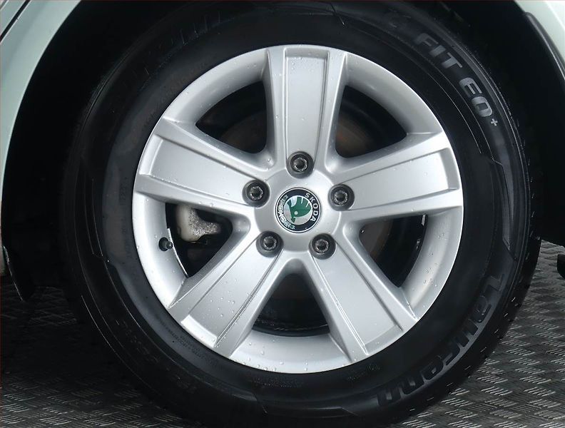Škoda Octavia (2009) Ambiente 1.4 TSI, nová STK - fotka 14 z 15