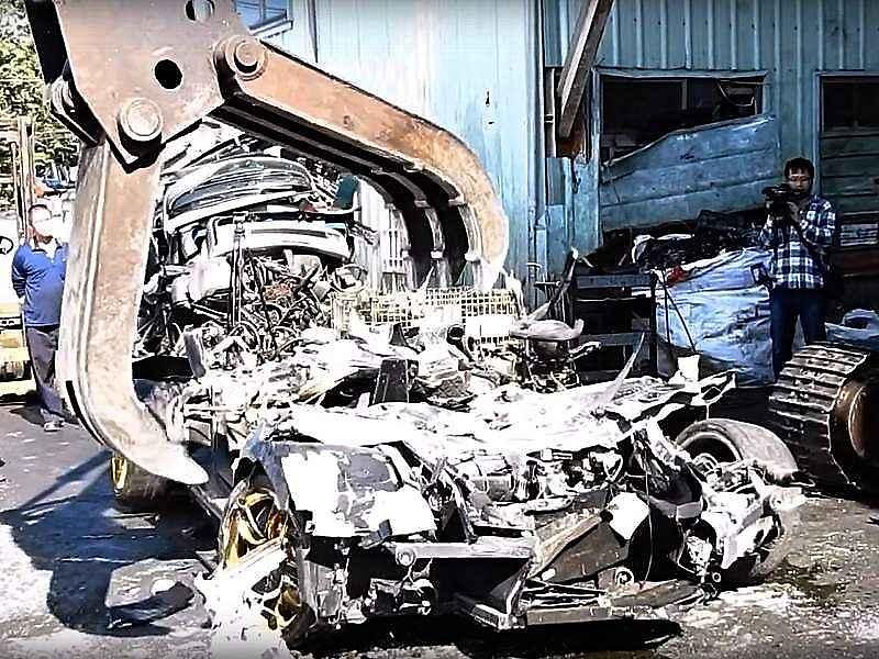 Lamborghini Murciélago skončilo jako vrak.