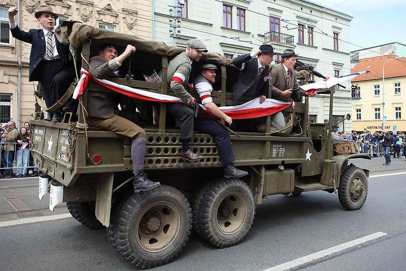 Plzní projel Konvoj svobody. Stovky kusů historické vojenské techniky v neděli projely z Bor do centra města. Ulice lemovaly tisíce diváků.