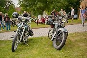 Veteráni ovládli Holovousy. U zámku se představilo na 180 historických exponátů