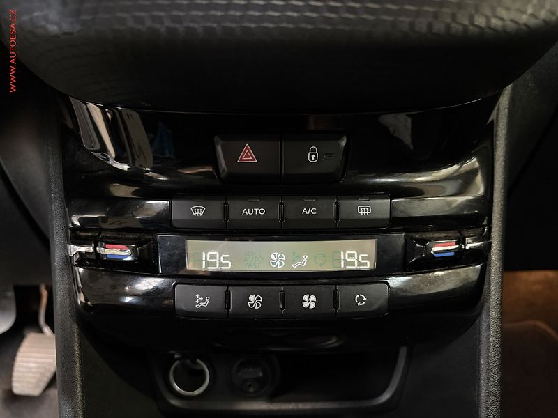 Peugeot 208 (2018) 1.2 PT, TechEdition, navi - fotka 15 z 16